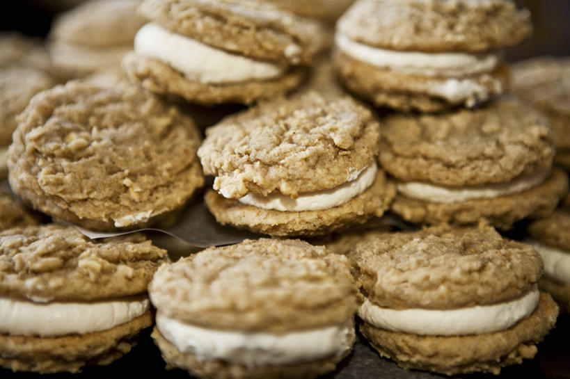 点心,无人,横图,俯视,室内,特写,白天,桌面,桌子,一堆,许多,阴影,堆叠,堆积,朦胧,模糊,反射,木制,影子,食品,甜点,甜品,燕麦,很多,食物,糕点,木制品,饼干,甜食,零食,奶油,堆,乳制品,玉麦,激凌,克林姆,淇淋,铃铛麦,裸燕麦,雀麦,野麦,莜麦,彩图,高角度拍摄,燕麦饼