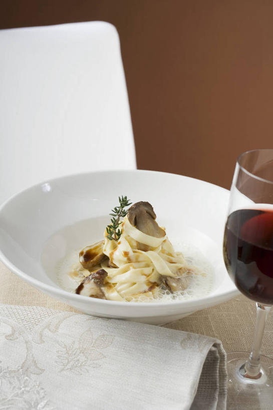 面食,面条,意大利面,红酒,葡萄酒,无人,竖图,俯视,室内,特写,白天,西餐,餐桌,桌子,蔬菜,杯子,阴影,棕色背景,新鲜,反射,高脚杯,影子,陶瓷,菌菇,蘑菇,面,料理,食品,陶瓷制品,红酒杯,酒类,一杯,菌类,中药,玻璃制品,酒,食物,饮料,两个,酒杯,容器,碗,红葡萄酒,食用菌,西式,摄影,有机食品,绿色食品,影棚,餐台,储藏,葡萄酒杯,储存,药材,牛肝菌,中药材,美味牛肝菌,大脚菇,玻璃杯,彩图,高角度拍摄,影棚拍摄,拍摄,贮存