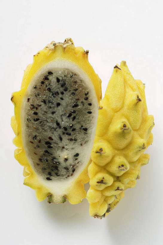 无人,竖图,俯视,室内,特写,白天,白色背景,餐桌,桌子,水果,切开,阴影,新鲜,反射,影子,生食,食品,果实,火龙果,食物,一个,黄色,切,青龙果,摄影,有机食品,绿色食品,影棚,单个,餐台,剖面,切面,麒麟果,彩图,高角度拍摄,影棚拍摄,拍摄