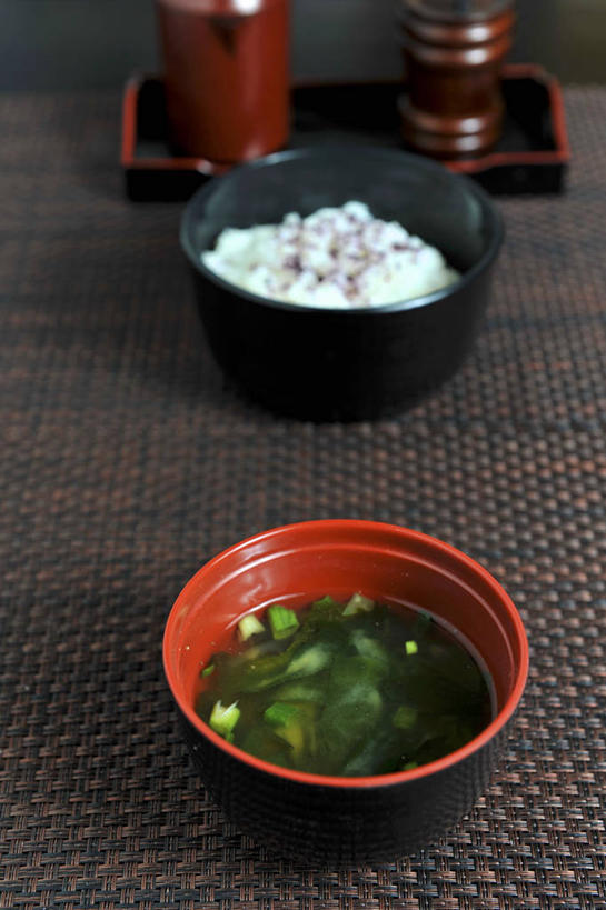 无人,竖图,俯视,室内,特写,白天,烹饪,餐桌,桌子,阴影,反射,影子,陶瓷,日本料理,味增汤,料理,食品,陶瓷制品,菜肴,美食,食物,两个,容器,碗,日式料理,日式,佳肴,餐台,储藏,储存,彩图,高角度拍摄,贮存