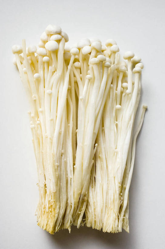 无人,竖图,俯视,室内,特写,白天,白色背景,餐桌,桌子,蔬菜,一排,阴影,新鲜,整齐,反射,影子,金针菇,菌菇,食品,菌类,食物,排列,食用菌,摄影,有机食品,绿色食品,影棚,餐台,队列,构菌,金菇,毛柄金钱菌,银针菇,智力菇,彩图,高角度拍摄,影棚拍摄,拍摄