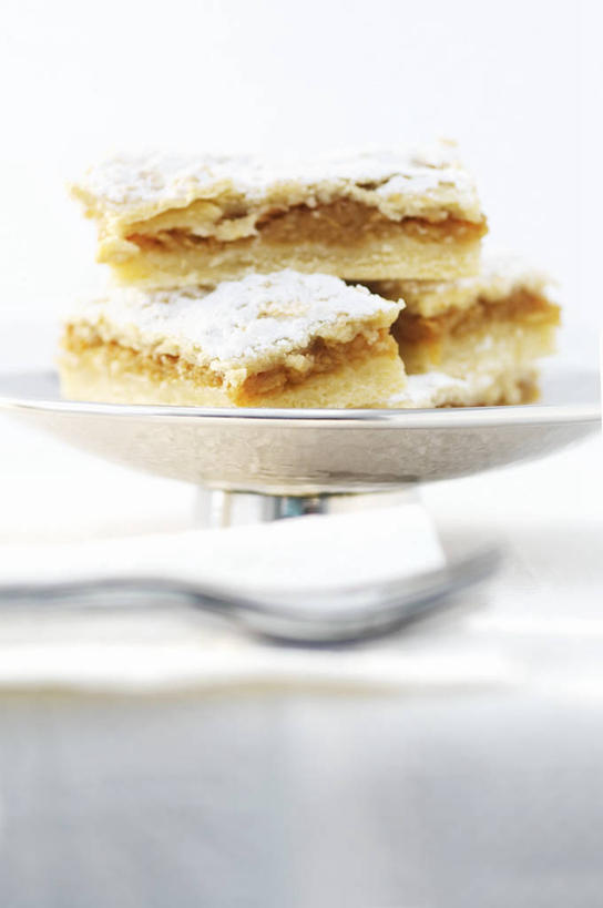 点心,无人,竖图,俯视,室内,特写,白天,白色背景,下午茶,餐桌,桌子,苹果,水果,阴影,新鲜,反射,影子,生食,食品,果实,食物,糕点,摄影,有机食品,绿色食品,影棚,餐台,苹果蛋糕,蛋糕台,彩图,高角度拍摄,影棚拍摄,拍摄,蛋糕