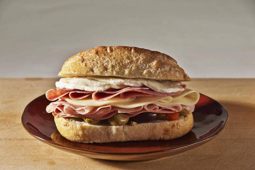 点心,面包,奶酪,无人,横图,俯视,室内,特写,白天,烹饪,西餐,餐桌,桌子,餐具,阴影,反射,木制,碟子,盘,影子,肉,干酪,起司,三明治,料理,食品,面点,芝士,营养,火腿,猪肉,菜肴,美食,肉类,食物,腌制,糕点,一个,盘子,木制品,碟,快餐,乳酪,西式,摄影,佳肴,影棚,单个,餐台,乳制品,发酵,肉食,西式快餐,三文治,豚肉,熏制,火肉,兰熏,猪腿,彩图,高角度拍摄,影棚拍摄,拍摄,波罗伏洛干酪