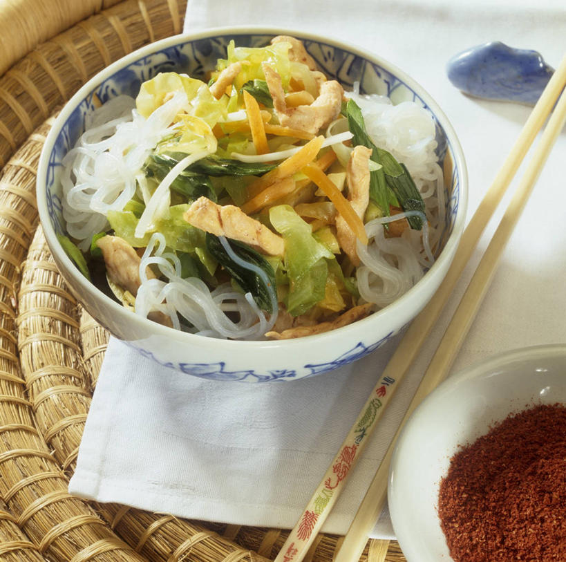 面食,面条,无人,横图,俯视,室内,特写,白天,烹饪,中餐,餐桌,筷子,桌子,萝卜,胡萝卜,蔬菜,餐具,一双,阴影,新鲜,反射,影子,陶瓷,调料,鸡肉,酱料,酱汁,面,肉,佐料,料理,食品,陶瓷制品,调味品,调味料,文化,传统,酱,辣酱,菜肴,美食,肉类,米粉,食物,一个,容器,碗,中式,佳肴,有机食品,绿色食品,单个,餐台,储藏,礼节,辣椒酱,储存,礼仪,肉食,进餐用具,红萝卜,甘荀,彩图,高角度拍摄,米面,贮存