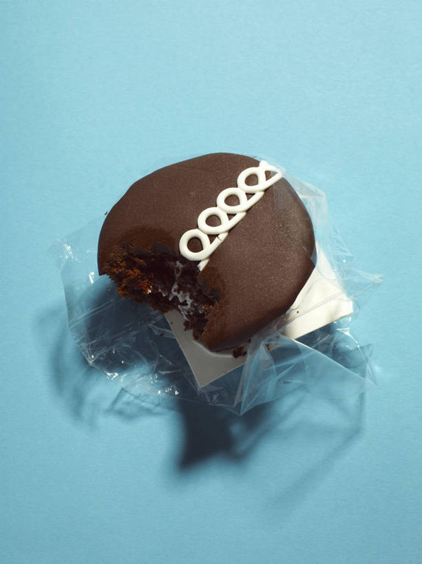 点心,无人,竖图,俯视,室内,特写,白天,下午茶,餐桌,桌子,一块,阴影,蓝色背景,反射,影子,食品,糖,糖果,甜点,甜品,巧克力蛋糕,食物,糕点,甜食,巧克力,摄影,影棚,餐台,朱古力,彩图,高角度拍摄,影棚拍摄,拍摄,蛋糕