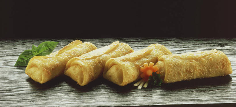 点心,无人,横图,俯视,室内,特写,白天,桌面,桌子,萝卜,胡萝卜,蔬菜,叶子,一排,许多,阴影,黑色背景,新鲜,整齐,装饰,盛开,反射,木制,影子,油炸,薄荷,料理,食品,面点,绿叶,银丹草,很多,花蕾,春卷,美食,花,花瓣,花朵,鲜花,食物,排列,木制品,花苞,花蕊,中式,嫩叶,摄影,有机食品,绿色食品,影棚,华丽,修饰,点缀,队列,薄饼,衬托,美观,雅致,雅观,春饼,斑叶凤梨薄荷,苹果薄荷,夜息香,叶,叶片,红萝卜,甘荀,彩图,高角度拍摄,影棚拍摄,拍摄