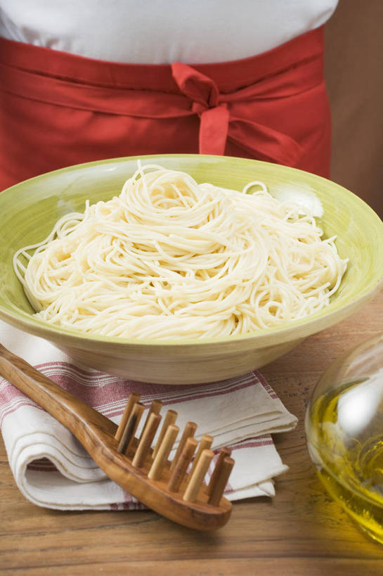 面食,面条,意大利面,西方人,一个人,站,竖图,俯视,室内,特写,白天,西餐,桌面,桌子,欧洲,欧洲人,仅一个年轻女性,仅一个女性,仅一个人,阴影,花纹,服装,反射,木制,布,图案,围裙,影子,陶瓷,面,食用油,油,橄榄油,料理,食品,陶瓷制品,布纹,休闲装,玻璃制品,食物,一个,衣服,红色,白色,玻璃瓶,木制品,瓶子,容器,碗,站着,休闲,休闲服,西式,服饰,单个,储藏,布匹,储存,植物油,年轻女性,女人,女性,白种人,站立,半身,彩图,高角度拍摄,贮存