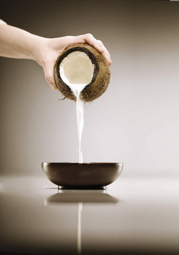 果汁,牛奶,西方人,手,一个人,竖图,室内,特写,白天,正面,桌面,桌子,欧洲,欧洲人,仅一个年轻女性,仅一个女性,仅一个人,倒,握,阴影,灰色背景,反射,木制,影子,陶瓷,陶瓷制品,饮品,营养,拿,拿着,玻璃制品,饮料,一个,玻璃瓶,木制品,瓶子,容器,碗,手部,握着,摄影,影棚,单个,储藏,单手,椰汁,椰子汁,乳制品,奶,牛乳,储存,可口,安神,适口,年轻女性,女人,女性,白种人,半身,彩图,影棚拍摄,拍摄,贮存