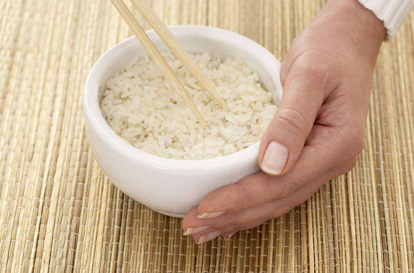 米饭,西方人,手,一个人,捧,横图,俯视,室内,特写,白天,毛衣,筷子,桌面,桌子,餐具,欧洲,欧洲人,仅一个年轻女性,仅一个女性,仅一个人,一双,阴影,反射,木制,影子,陶瓷,谷类,谷物,陶瓷制品,饭,米,文化,传统,大米,一个,白色,木制品,容器,碗,手部,单个,储藏,单手,礼节,五谷,储存,礼仪,线衫,年轻女性,女人,女性,白种人,进餐用具,端,端着,捧着,手捧,半身,彩图,高角度拍摄,绒衣,套衫,套头毛衣,线衣,贮存