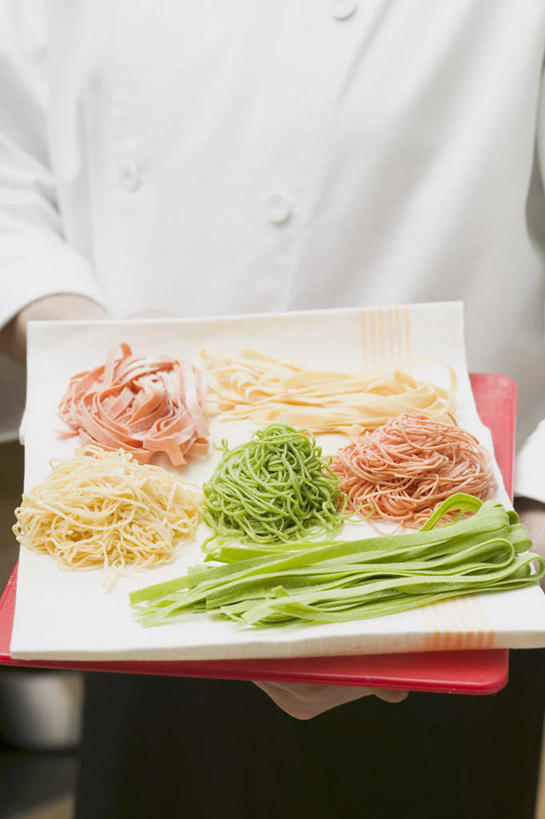 面食,面条,意大利面,西方人,一个人,厨师,站,竖图,室内,特写,白天,正面,工作服,制服,西餐,欧洲,欧洲人,仅一个男性,仅一个人,握,包装,包装纸,纸,面,料理,食品,案板,纸张,拿,拿着,砧板,食物,仅一个年轻男性,黄色,红色,绿色,白色,站着,西式,握着,包装材料,牛皮纸,工作制服,男人,男性,年轻男性,白种人,厨师长,厨子,大厨,主厨,站立,半身,彩图,工作套服