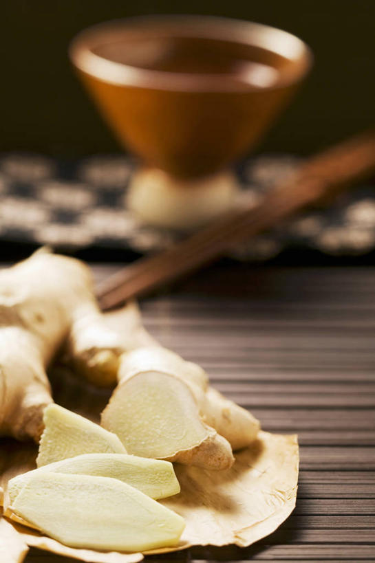 无人,竖图,俯视,室内,特写,白天,筷子,桌面,桌子,姜,蔬菜,餐具,一双,阴影,朦胧,模糊,新鲜,反射,木制,影子,陶瓷,食品,陶瓷制品,文化,传统,食物,一个,木制品,容器,碗,有机食品,绿色食品,单个,储藏,礼节,储存,止咳,礼仪,横截面,剖面,止痛,解毒,发汗,温肺,温胃,行气,止呕,百辣云,截面,截面图形,进餐用具,生姜,老姜,彩图,高角度拍摄,贮存,散寒