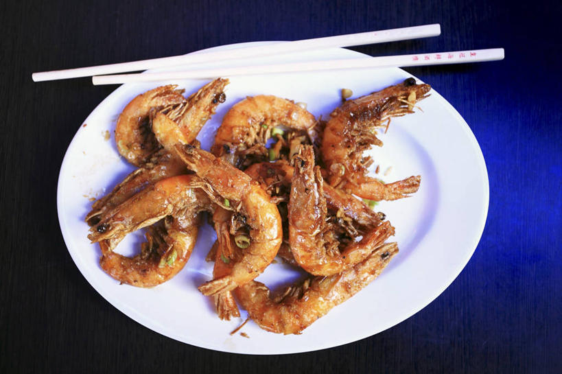 海鲜,无人,横图,俯视,室内,特写,白天,烹饪,西餐,筷子,桌面,桌子,蔬菜,蒜,餐具,一双,阴影,新鲜,反射,木制,碟子,盘,影子,虾,料理,食品,蒜头,文化,传统,水产,菜肴,美食,大虾,海洋生物,食物,一个,盘子,木制品,碟,西式,摄影,佳肴,有机食品,绿色食品,影棚,对虾,单个,礼节,水生动物,海产品,礼仪,水生物,海底动物,斑节虾,胡蒜,东方对虾,中国对虾,进餐用具,大蒜,彩图,高角度拍摄,影棚拍摄,拍摄