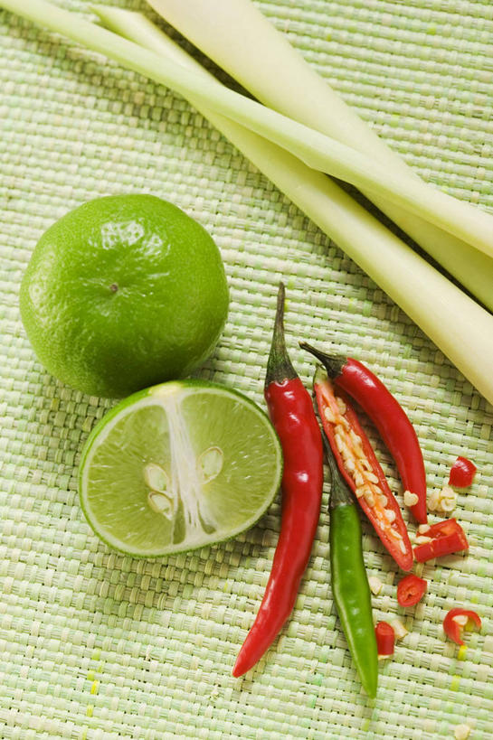 无人,竖图,俯视,室内,特写,白天,桌面,桌子,辣椒,蔬菜,水果,阴影,新鲜,反射,木制,影子,调味,生食,香料,佐料,食品,果实,蔬果,香茅,柠檬草,食物,木制品,摄影,有机食品,绿色食品,影棚,横截面,剖面,辣角,红海椒,大椒,辣虎,广椒,作料,酸橙,代代,截面,截面图形,橙子,橙,辣子,红辣椒,海椒,番椒,彩图,高角度拍摄,影棚拍摄,拍摄