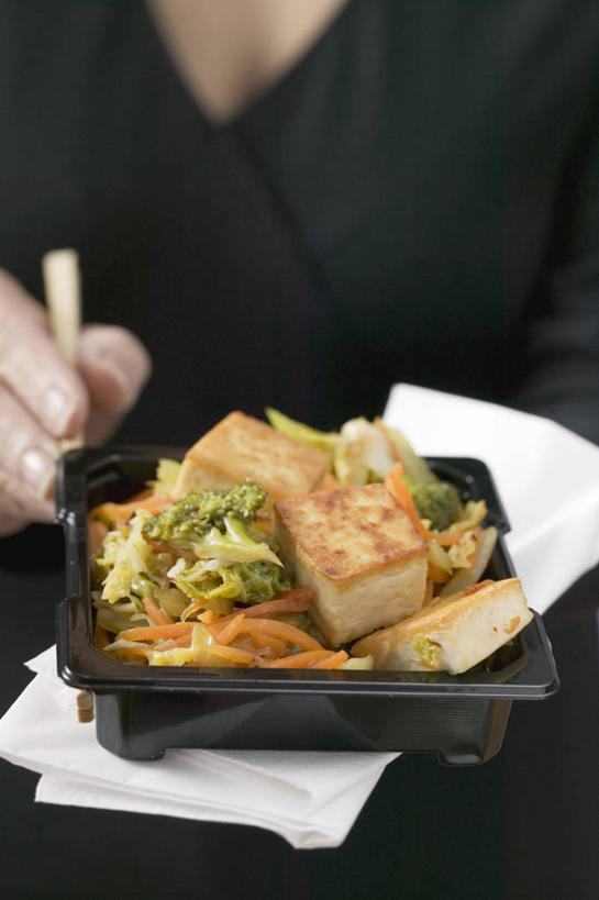 豆腐,西方人,手,一个人,站,竖图,室内,特写,白天,正面,烹饪,中餐,蔬菜,餐具,叶子,欧洲,欧洲人,仅一个年轻女性,仅一个女性,仅一个人,握,服装,新鲜,碟子,盘,油炸,料理,食品,绿叶,拿,拿着,休闲装,菜肴,美食,食物,一个,衣服,黑色,盘子,餐巾,碟,站着,休闲,手部,休闲服,中式,嫩叶,握着,服饰,佳肴,有机食品,绿色食品,单个,豆制品,保洁方巾,口布,年轻女性,女人,女性,白种人,叶,叶片,站立,半身,彩图
