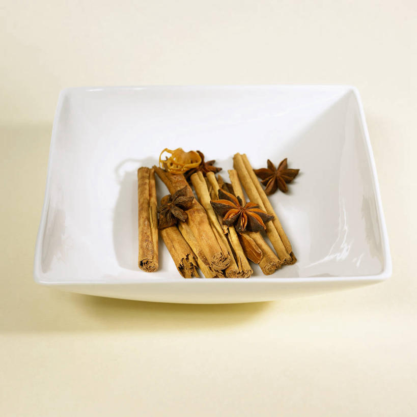 无人,方图,俯视,室内,特写,白天,植物,桌面,桌子,餐具,阴影,反射,木制,碟子,盘,影子,调味,香料,佐料,草药,药草,肉桂,中药,一个,盘子,木制品,碟,摄影,影棚,单个,配料,药材,中草药,桂皮,茴芹,中药材,本草,作料,官桂,牡桂,筒桂,香桂,玉桂,鹅脚板,异叶茴芹,彩图,高角度拍摄,影棚拍摄,拍摄