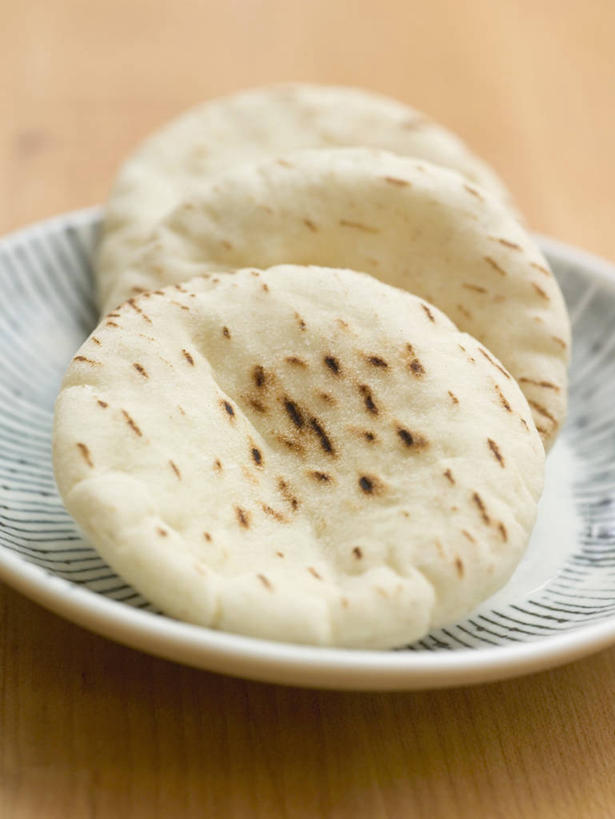 点心,面包,无人,竖图,俯视,室内,特写,白天,桌面,桌子,餐具,一排,阴影,整齐,反射,木制,碟子,盘,影子,食品,面点,食物,糕点,排列,三个,一个,盘子,木制品,碟,摄影,影棚,单个,队列,彩图,高角度拍摄,影棚拍摄,拍摄