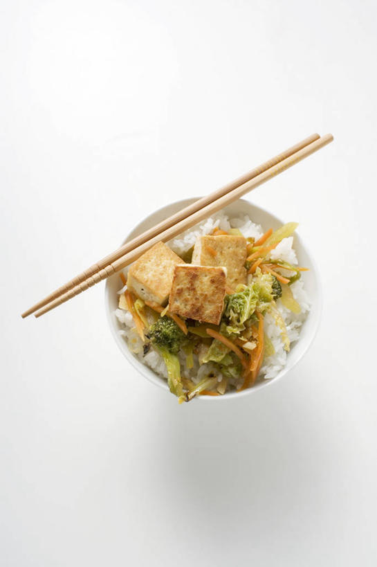 豆腐,无人,竖图,俯视,室内,特写,白天,白色背景,烹饪,中餐,筷子,桌面,桌子,蔬菜,餐具,玻璃,一双,阴影,新鲜,反射,木制,影子,青菜,料理,食品,文化,传统,菜肴,美食,玻璃制品,食物,一个,木制品,容器,碗,中式,摄影,佳肴,有机食品,绿色食品,影棚,单个,储藏,礼节,豆制品,储存,小白菜,礼仪,不结球白菜,进餐用具,彩图,高角度拍摄,影棚拍摄,拍摄,贮存