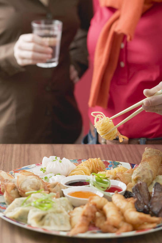 点心,海鲜,馄饨,面食,西方人,两个人,伙伴,朋友,站,竖图,俯视,室内,特写,白天,友谊,水,筷子,桌面,桌子,杯子,餐具,欧洲,欧洲人,握,阴影,服装,反射,木制,碟子,盘,液体,影子,陶瓷,调料,酱料,酱汁,虾,佐料,料理,食品,面点,陶瓷制品,调味品,拿,调味料,拿着,休闲装,文化,饮用水,传统,水产,酱,美食,大虾,海洋生物,玻璃制品,食物,衣服,盘子,木制品,容器,水杯,碟,碗,矿泉水,站着,休闲,休闲服,中式,握着,服饰,对虾,储藏,礼节,储存,水生动物,海产品,礼仪,水生物,蒸馏水,海底动物,斑节虾,扁肉,东方对虾,中国对虾,友情,年轻女性,女人,女性,白种人,玻璃杯,进餐用具,站立,半身,彩图,高角度拍摄,贮存