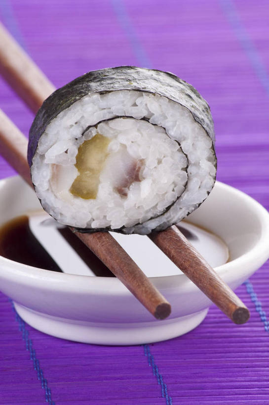 海鲜,米饭,寿司,无人,竖图,俯视,室内,特写,白天,烹饪,筷子,桌面,桌子,餐具,一双,阴影,紫色背景,反射,木制,碟子,盘,影子,调料,肉,鱼肉,日本料理,料理,食品,饭,调味品,调味料,文化,传统,酱油,水产,菜肴,美食,肉类,海洋生物,食物,一个,盘子,木制品,碟,日式料理,日式,摄影,佳肴,影棚,单个,礼节,鲱鱼,五谷,水生动物,海产品,醋饭,礼仪,水生物,肉食,海底动物,四喜饭,太平洋鲱鱼,豉油,进餐用具,彩图,高角度拍摄,影棚拍摄,拍摄
