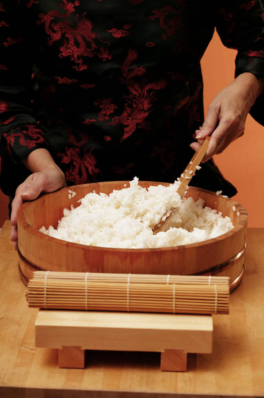 米饭,东方人,手,一个人,站,竖图,俯视,室内,特写,白天,桌面,桌子,亚洲,双手,仅一个年轻女性,仅一个女性,仅一个人,握,阴影,服装,反射,木制,木桶,桶,影子,谷类,谷物,饭,米,拿,拿着,休闲装,黄种人,大米,衣服,木制品,容器,站着,休闲,手部,休闲服,握着,服饰,储藏,五谷,储存,年轻女性,女人,女性,亚洲人,站立,半身,彩图,高角度拍摄,贮存