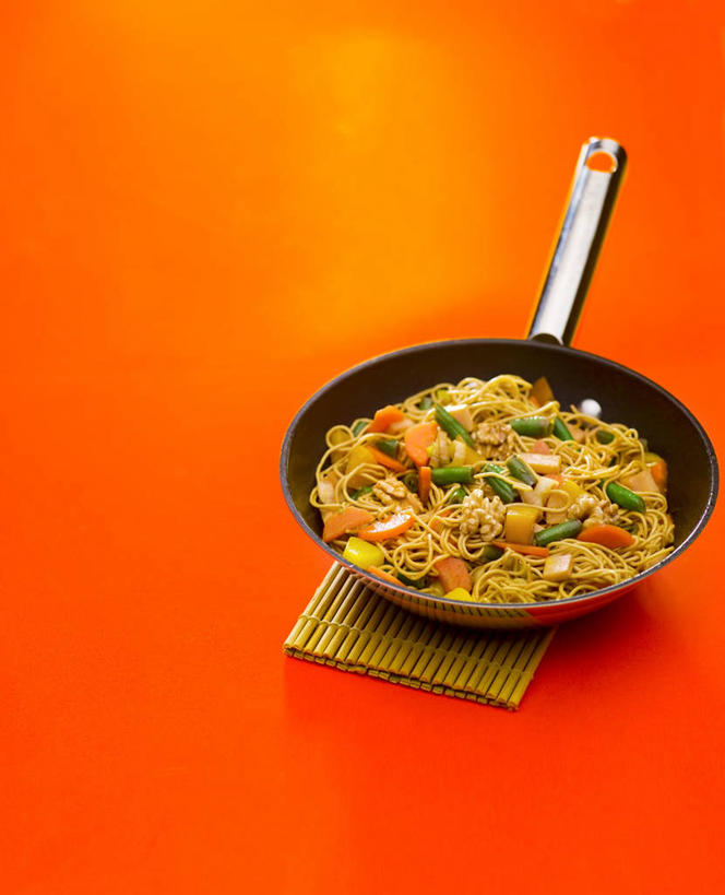 面食,面条,无人,竖图,俯视,室内,特写,白天,烹饪,桌面,桌子,蔬菜,厨具,金属制品,一堆,许多,橙色背景,阴影,堆叠,堆积,花纹,新鲜,反射,金属,木制,布,锅子,图案,影子,核桃,面,食品,坚果,果实,很多,布纹,锅,食物,木制品,干果,摄影,有机食品,绿色食品,影棚,煎锅,锅具,堆,布匹,烹饪用具,胡桃,羌桃,烹调用具,烹调,彩图,高角度拍摄,影棚拍摄,拍摄