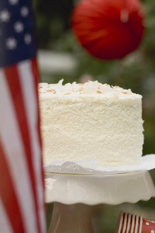 点心,无人,竖图,室外,特写,白天,正面,下午茶,餐桌,桌子,椰子,旗帜,国旗,水果,一面,朦胧,模糊,新鲜,生食,食品,果实,星条旗,食物,糕点,美国国旗,有机食品,绿色食品,餐台,大椰,胥余,椰瓢,越王头,旗,彩图,美利坚合众国国旗,蛋糕