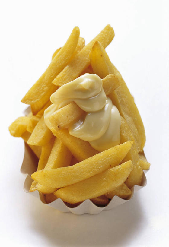 无人,竖图,俯视,室内,特写,白天,白色背景,烹饪,西餐,餐桌,桌子,蔬菜,土豆,餐具,一堆,阴影,堆叠,堆积,新鲜,反射,碟子,盘,影子,调料,酱料,酱汁,佐料,美乃滋,料理,食品,调味品,调味料,薯条,酱,菜肴,美食,食物,一个,盘子,碟,快餐,西式,摄影,佳肴,有机食品,绿色食品,影棚,单个,餐台,堆,西式快餐,垃圾食品,蛋黄酱,馍馍蛋,蛋黄沙拉酱,调味油,洋芋,山药蛋,马铃薯,彩图,高角度拍摄,影棚拍摄,拍摄