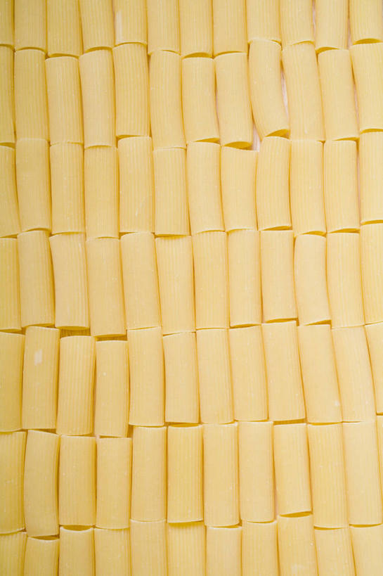 面食,通心粉,无人,竖图,俯视,室内,特写,白天,西餐,餐桌,桌子,一排,许多,阴影,整齐,并列,并排,反射,影子,面,通心面,料理,食品,很多,食物,排列,黄色,西式,餐台,队列,平行,彩图,高角度拍摄