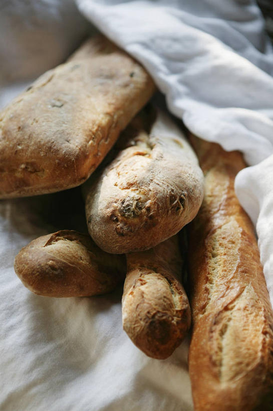 点心,面包,无人,交叉,竖图,俯视,室内,特写,白天,餐桌,桌子,竹子,纺织品,许多,阴影,竹制,亚麻布,编织,反射,布,篮子,影子,食品,面点,织物,很多,法国面包,食物,糕点,一个,竹篮,单个,餐台,竹条,法棍,布匹,交织,长棍面包,竹制品,法式长棍面包,穿插,彩图,高角度拍摄