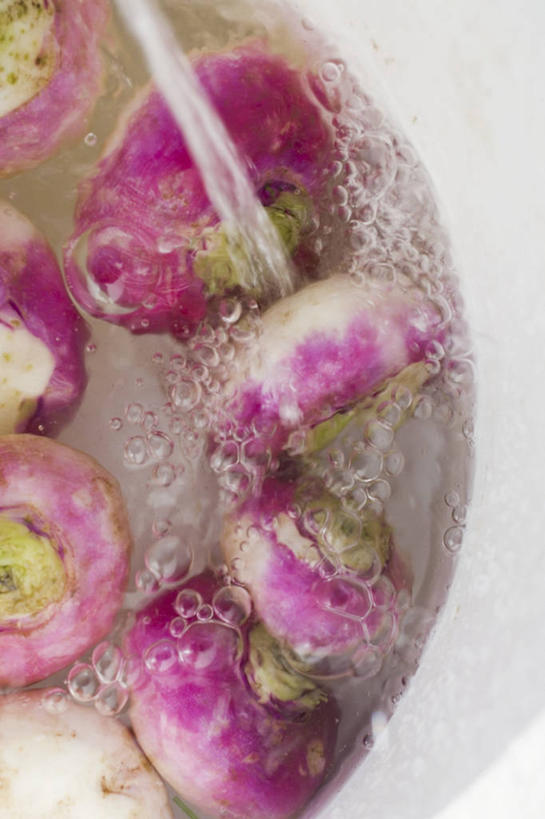 无人,竖图,俯视,室内,特写,白天,水,餐桌,桌子,蔬菜,许多,阴影,飞溅,新鲜,溅,反射,液体,影子,陶瓷,水滴,食品,芜菁,陶瓷制品,很多,水珠,食物,一个,紫色,容器,碗,有机食品,绿色食品,单个,餐台,储藏,储存,喷洒,蔓菁,盘菜,大头芥,彩图,高角度拍摄,贮存