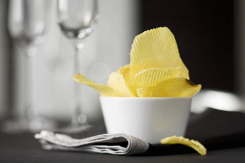 点心,无人,横图,俯视,室内,特写,白天,餐桌,桌子,蔬菜,土豆,杯子,一堆,许多,阴影,堆叠,堆积,朦胧,模糊,新鲜,反射,高脚杯,影子,陶瓷,食品,陶瓷制品,红酒杯,很多,薯片,玻璃制品,食物,三个,酒杯,容器,碗,零食,有机食品,绿色食品,餐台,储藏,堆,葡萄酒杯,储存,垃圾食品,馍馍蛋,玻璃杯,洋芋,山药蛋,马铃薯,彩图,高角度拍摄,贮存