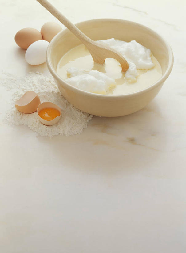 无人,竖图,俯视,室内,特写,白天,白色背景,餐桌,桌子,阴影,反射,粉末,影子,勺子,陶瓷,蛋,蛋黄,蛋清,鸡蛋,面粉,陶瓷制品,粮食,两个,容器,调羹,汤匙,碗,粉,摄影,影棚,餐台,储藏,农产品,储存,原材料,草鸡蛋,卵,粉状,彩图,高角度拍摄,影棚拍摄,拍摄,贮存