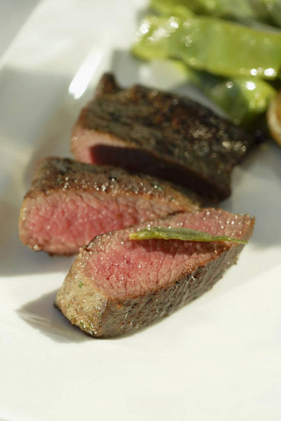 无人,家庭,竖图,俯视,室内,特写,白天,智慧,餐桌,桌子,餐具,叶子,切开,阴影,装饰,反射,碟子,盘,影子,肉,绿叶,肉类,一个,盘子,碟,切,嫩叶,单个,餐台,华丽,修饰,点缀,鼠尾草,配菜,剖面,肉食,切面,衬托,美观,雅致,雅观,理性,叶,叶片,彩图,高角度拍摄