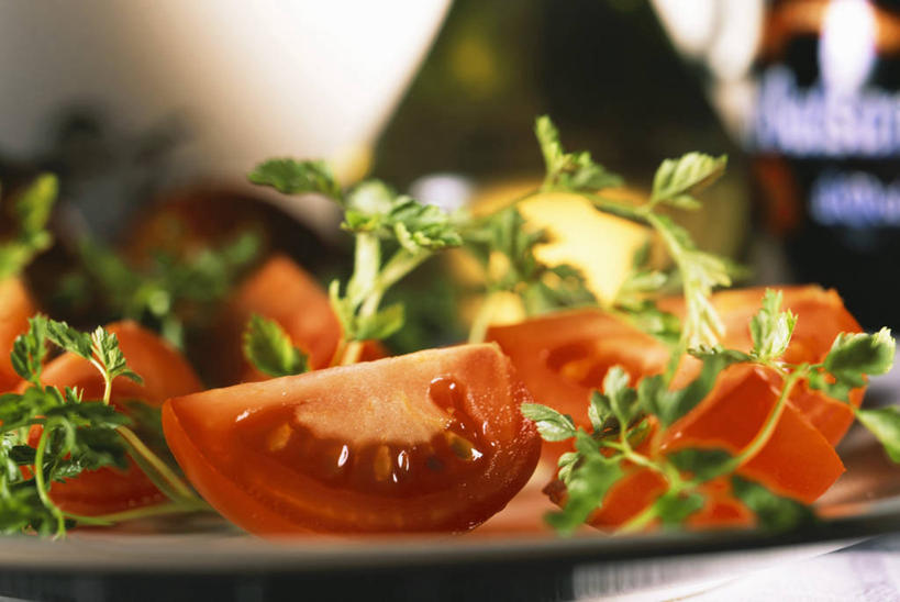 无人,横图,俯视,室内,特写,白天,餐桌,桌子,蔬菜,西红柿,餐具,叶子,切开,阴影,朦胧,模糊,新鲜,反射,碟子,盘,影子,生食,蔬菜沙拉,沙拉,食品,绿叶,色拉,沙律,食物,一个,盘子,碟,切,嫩叶,有机食品,绿色食品,单个,餐台,色拉酱,千岛酱,剖面,切面,叶,叶片,番茄,彩图,高角度拍摄