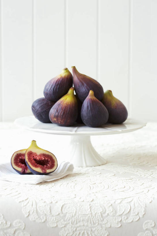 无人,竖图,俯视,室内,特写,白天,白色背景,餐桌,桌子,无花果,餐具,水果,一堆,许多,切开,阴影,堆叠,堆积,新鲜,反射,碟子,盘,影子,生食,食品,果实,很多,食物,一个,紫色,盘子,碟,切,摄影,有机食品,绿色食品,影棚,单个,餐台,堆,剖面,切面,映日果,树地瓜,奶浆果,蜜果,彩图,高角度拍摄,影棚拍摄,拍摄