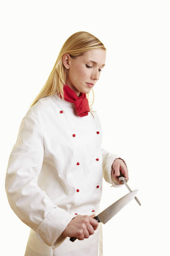 西方人,一个人,厨师,站,竖图,室内,白天,白色背景,侧面,工作服,制服,金属制品,欧洲,欧洲人,仅一个年轻女性,仅一个女性,仅一个人,一把,握,服装,金属,工具,刀具,拿,拿着,注视,衣服,白色,刀,观察,看,站着,握着,摄影,服饰,影棚,观看,察看,衣着,穿着,关注,菜刀,切菜刀,工作制服,衣饰,年轻女性,女人,女性,白种人,厨师长,厨子,大厨,主厨,站立,半身,彩图,影棚拍摄,工作套服,拍摄