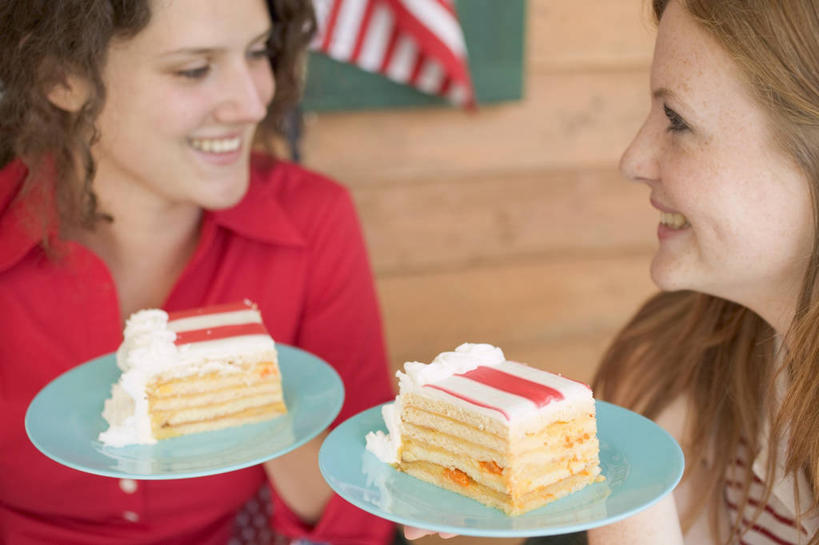 点心,西方人,两个人,伙伴,朋友,笑,微笑,露齿笑,横图,俯视,室内,白天,下午茶,友谊,餐具,欧洲,欧洲人,两块,切开,握,服装,朦胧,模糊,碟子,盘,食品,甜点,甜品,拿,拿着,注视,休闲装,食物,糕点,两个,衣服,盘子,碟,甜食,奶油,观察,看,切,休闲,休闲服,握着,服饰,观看,察看,乳制品,关注,剖面,切面,激凌,克林姆,淇淋,友情,年轻女性,女人,女性,白种人,半身,彩图,高角度拍摄,蛋糕