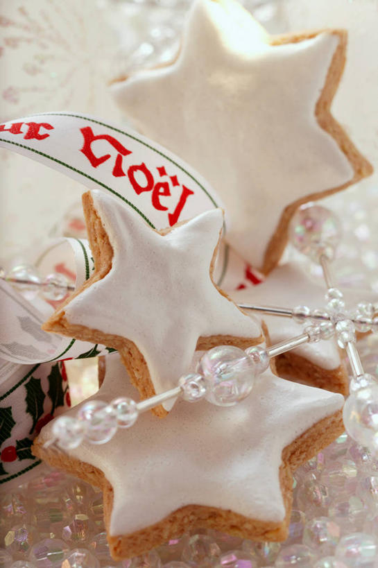 点心,无人,竖图,俯视,室内,特写,白天,餐桌,桌子,圣诞节,阴影,节日,朦胧,模糊,庆祝,反射,英文,标志,文字,影子,字符,字母,星星,食品,曲奇,文化,标识,食物,饼干,零食,庆典,星形,餐台,纪念,英文字母,五角形,曲奇饼,曲奇饼干,五角星,彩图,高角度拍摄