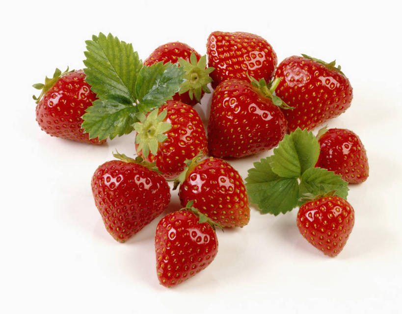 无人,横图,俯视,室内,特写,白天,白色背景,餐桌,桌子,草莓,浆果,水果,叶子,许多,阴影,新鲜,反射,影子,生食,食品,果实,绿叶,很多,食物,红色,嫩叶,摄影,有机食品,绿色食品,影棚,餐台,叶,叶片,洋莓,水果皇后,红莓,地莓,彩图,高角度拍摄,影棚拍摄,拍摄