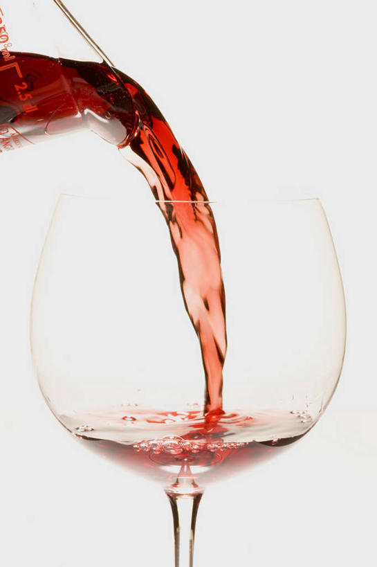 红酒,葡萄酒,无人,竖图,室内,特写,白天,白色背景,正面,水,杯子,倒,阴影,飞溅,溅,反射,高脚杯,液体,影子,水滴,红酒杯,酒类,一杯,玻璃制品,酒,水珠,饮料,一个,酒杯,红葡萄酒,摄影,影棚,单个,葡萄酒杯,喷洒,玻璃杯,彩图,影棚拍摄,拍摄
