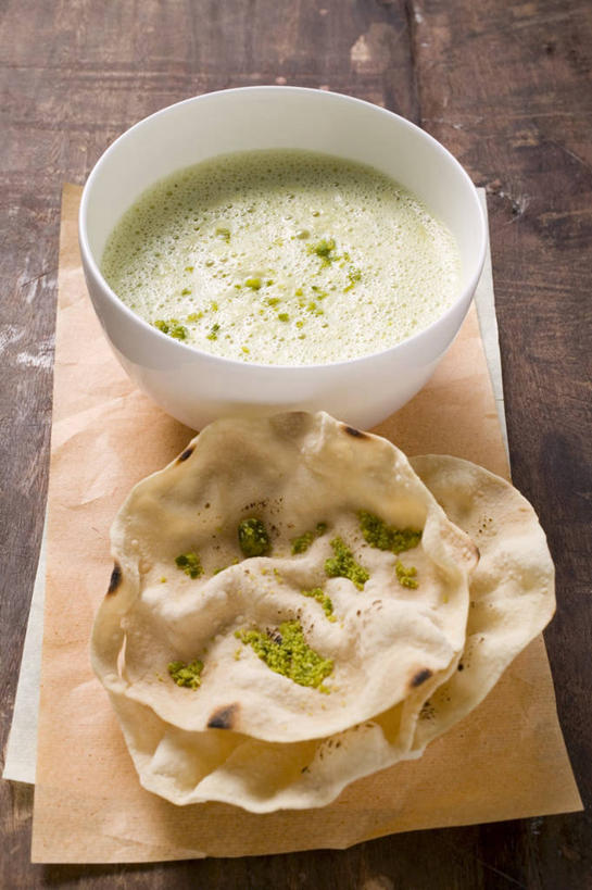 咖哩,无人,竖图,俯视,室内,特写,白天,烹饪,餐桌,桌子,一块,阴影,反射,木制,影子,陶瓷,调料,汤,料理,食品,案板,陶瓷制品,调味品,调味料,咖喱,菜肴,美食,砧板,食物,一个,木制品,容器,碗,佳肴,单个,餐台,储藏,储存,印度菜,印度料理,彩图,高角度拍摄,贮存