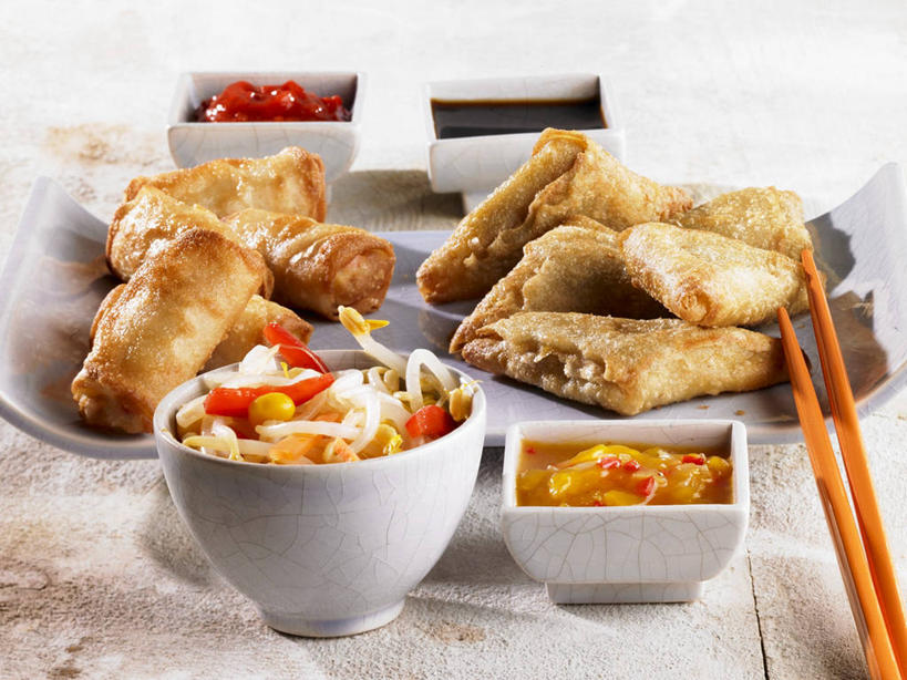 点心,无人,横图,俯视,室内,特写,白天,餐桌,筷子,桌子,蔬菜,餐具,一双,许多,阴影,新鲜,反射,碟子,盘,影子,陶瓷,豆芽,调料,酱料,酱汁,生食,蔬菜沙拉,佐料,沙拉,料理,食品,面点,陶瓷制品,调味品,很多,调味料,文化,色拉,传统,酱,沙律,春卷,美食,食物,盘子,容器,碟,碗,中式,有机食品,绿色食品,餐台,色拉酱,储藏,礼节,储存,薄饼,千岛酱,礼仪,豆芽菜,芽苗菜,春饼,进餐用具,彩图,高角度拍摄,贮存