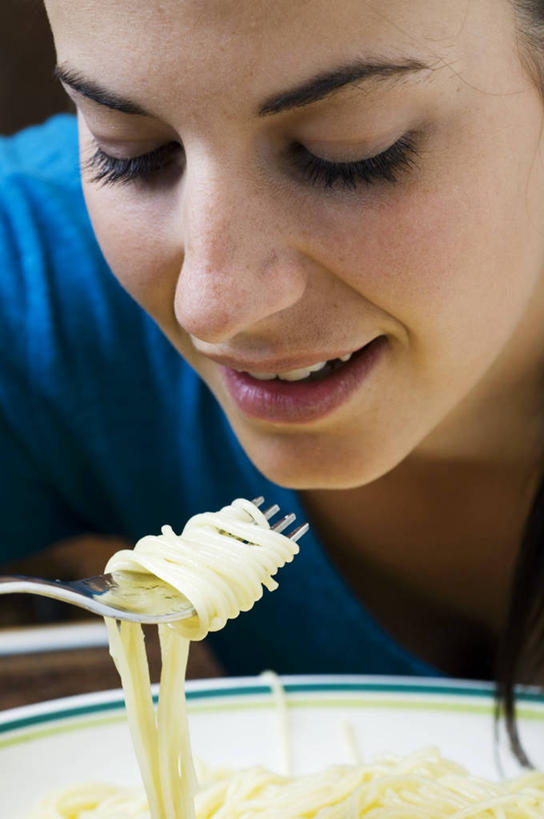 面食,面条,意大利面,西方人,脸,头,脸颊,一个人,笑,微笑,露齿笑,竖图,室内,特写,白天,正面,西餐,餐具,欧洲,欧洲人,仅一个年轻女性,仅一个女性,仅一个人,服装,叉子,陶瓷,面,料理,食品,陶瓷制品,注视,休闲装,食物,两个,衣服,蓝色,容器,碗,观察,看,休闲,休闲服,西式,服饰,观看,储藏,察看,储存,关注,餐叉,年轻女性,女人,女性,白种人,头部,脸部,脸蛋,面部,进餐用具,半身,彩图,贮存