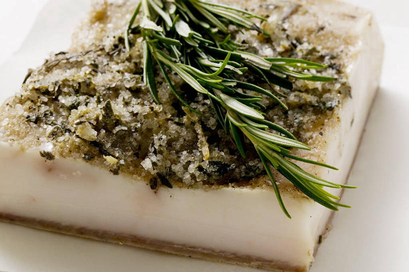 无人,横图,俯视,室内,特写,白天,白色背景,餐桌,桌子,叶子,切开,阴影,装饰,反射,影子,肉,绿叶,火腿,猪肉,肉类,腌制,切,嫩叶,摄影,影棚,餐台,华丽,修饰,点缀,迷迭香,配菜,剖面,肉食,切面,豚肉,海洋之露,衬托,美观,雅致,雅观,熏制,火肉,兰熏,猪腿,叶,叶片,彩图,高角度拍摄,影棚拍摄,拍摄