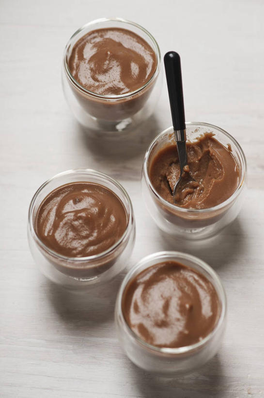 点心,无人,竖图,俯视,室内,特写,白天,白色背景,餐桌,桌子,玻璃,五个,许多,阴影,反射,影子,勺子,食品,布丁,甜点,甜品,棕色,玻璃制品,食物,容器,调羹,汤匙,碗,果冻,甜食,零食,摄影,影棚,餐台,储藏,储存,啫喱,彩图,高角度拍摄,影棚拍摄,拍摄,贮存