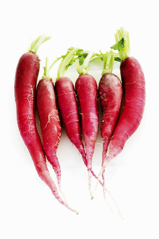 无人,竖图,俯视,室内,特写,白天,白色背景,餐桌,桌子,萝卜,胡萝卜,蔬菜,一排,许多,阴影,新鲜,整齐,反射,影子,食品,很多,食物,排列,红色,摄影,有机食品,绿色食品,影棚,餐台,队列,红萝卜,甘荀,彩图,高角度拍摄,影棚拍摄,拍摄