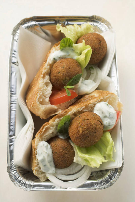 无人,竖图,俯视,室内,特写,白天,白色背景,烹饪,西餐,餐桌,桌子,蔬菜,餐具,阴影,新鲜,反射,碟子,盘,影子,豆类,生食,蔬菜沙拉,三明治,沙拉,料理,食品,色拉,沙律,菜肴,美食,食物,一个,盘子,碟,快餐,西式,摄影,佳肴,有机食品,绿色食品,影棚,单个,餐台,色拉酱,千岛酱,西式快餐,鹰嘴豆,三文治,回鹘豆,桃豆,鸡豆,诺胡提,彩图,高角度拍摄,影棚拍摄,拍摄