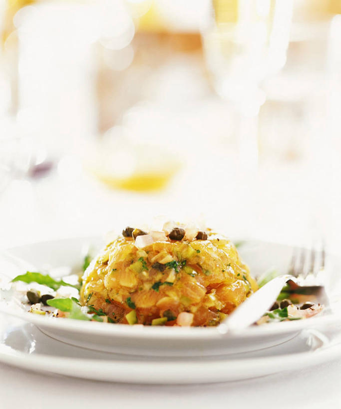 无人,竖图,俯视,室内,特写,白天,白色背景,餐桌,桌子,蔬菜,餐具,阴影,朦胧,模糊,新鲜,反射,叉子,碟子,盘,影子,陶瓷,肉,鱼肉,食品,陶瓷制品,肉类,食物,三个,盘子,容器,碟,碗,摄影,有机食品,绿色食品,影棚,餐台,储藏,储存,肉食,餐叉,进餐用具,彩图,高角度拍摄,影棚拍摄,拍摄,贮存