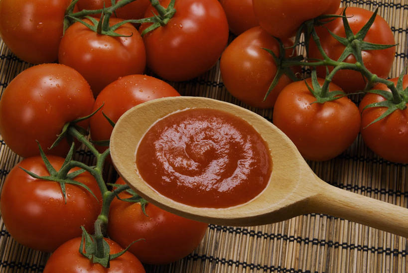 无人,横图,俯视,室内,特写,白天,餐桌,桌子,蔬菜,西红柿,一堆,许多,阴影,堆叠,堆积,新鲜,反射,木制,影子,勺子,调料,酱料,酱汁,茄汁,佐料,食品,调味品,很多,调味料,番茄酱,酱,食物,一个,红色,木制品,调羹,汤匙,有机食品,绿色食品,单个,餐台,堆,番茄,彩图,高角度拍摄