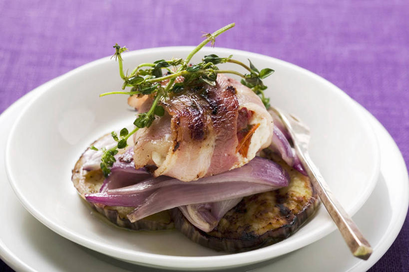 奶酪,无人,横图,俯视,室内,特写,白天,餐桌,桌子,茄子,蔬菜,洋葱,餐具,一堆,阴影,堆叠,堆积,新鲜,反射,碟子,盘,影子,陶瓷,肉,干酪,起司,食品,陶瓷制品,芝士,营养,培根,猪肉,肉类,食物,两个,盘子,容器,碟,碗,乳酪,有机食品,绿色食品,餐台,储藏,堆,乳制品,储存,玉葱,发酵,肉食,山羊奶酪,豚肉,圆葱,洋葱头,球葱,落苏,酪酥,昆仑瓜,葱头,矮瓜,彩图,高角度拍摄,烟肉,腌熏,贮存